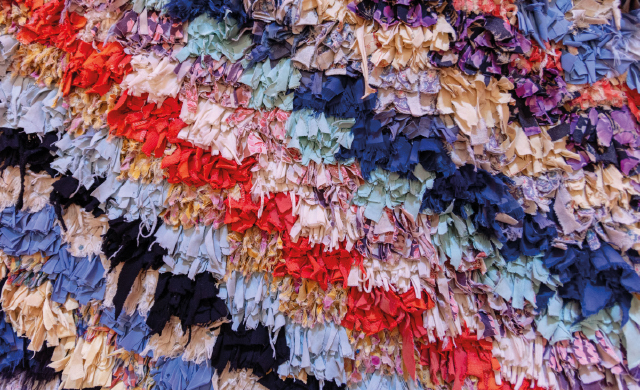 Wir verarbeiten alte Textilien und Reste der Textilproduktion zu neuem, gesponnenen Garn